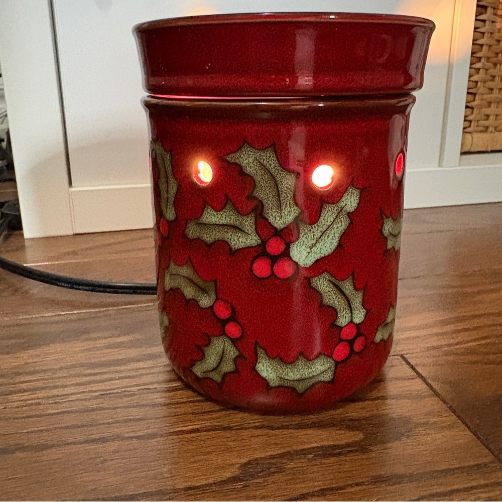 Scentsy Merry Berry Full Size Premium Warmer with Bora Bora Blossom Wax